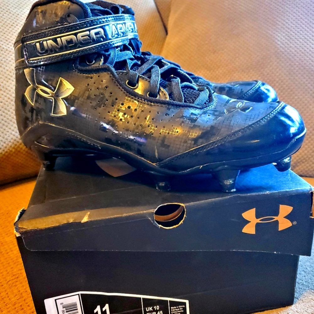 ☆HOST PICK☆ Mens UnderArmour Cleats size 11 Black silver